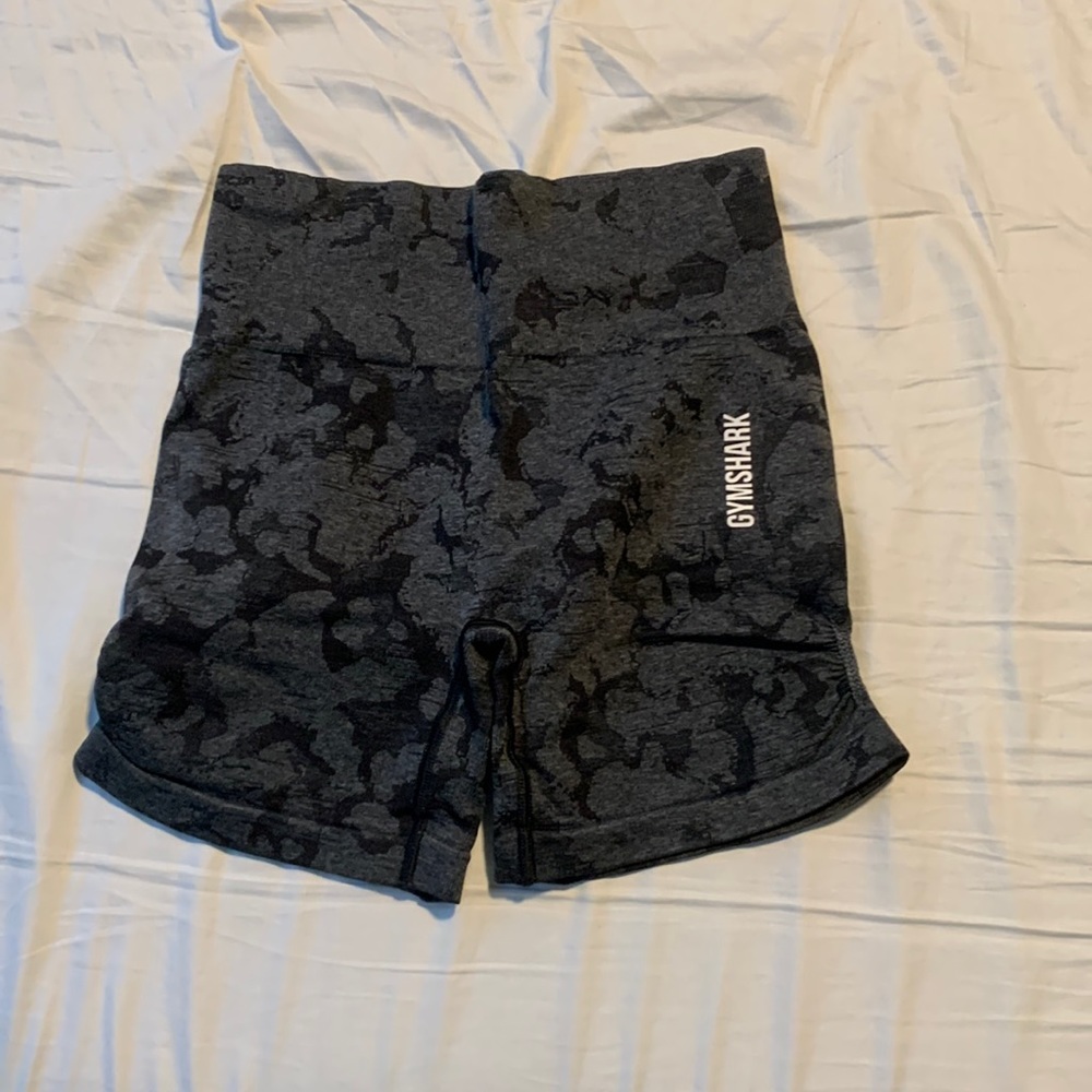 GYMSHARK BLACK/GRAY BIKER SHORTS IN SIZE SMALL